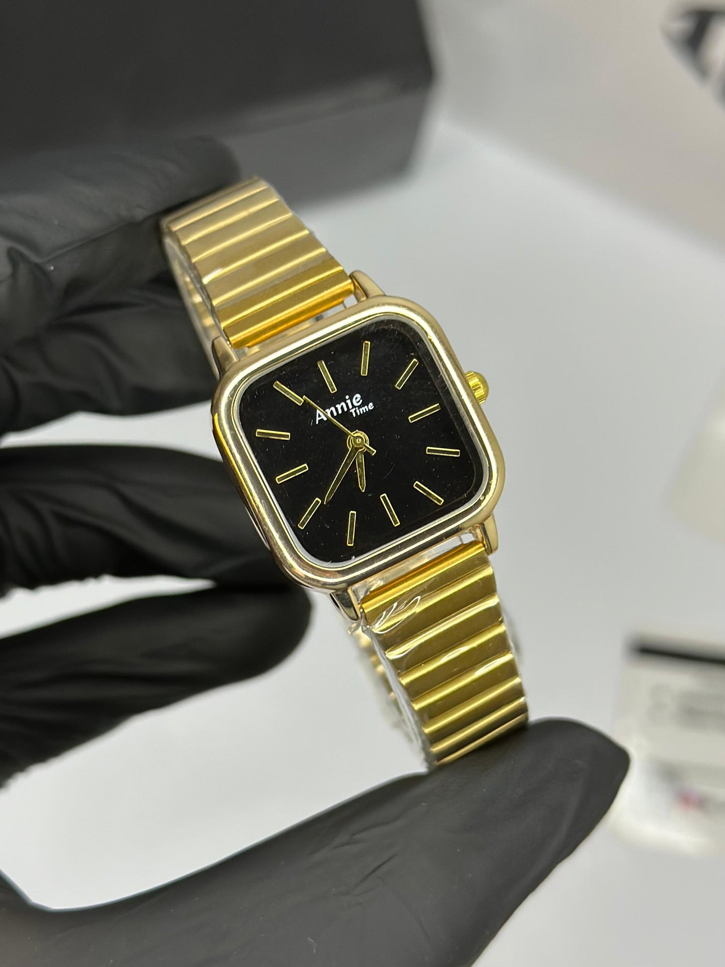 Annie Time – Square Dial